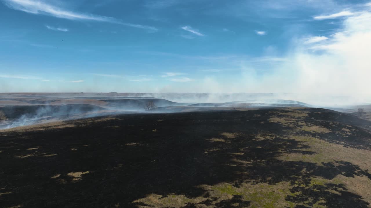 캔자스의 플린트 힐스 (flint hills) 에서 완전히 불타버린 초원을 드러내기 위해 화염선 위를 날아갔다.