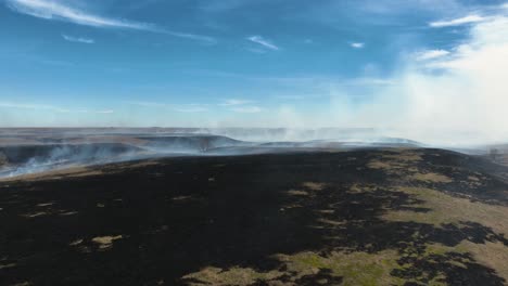 volando sobre la línea de fuego para revelar la pradera completamente quemada en las colinas de sílex de kansas después de la quema controlada