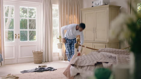 hombre afroamericano divertido bailando en el dormitorio divirtiéndose celebrando sintiéndose positivo disfrutando de un estilo de vida exitoso haciendo bailes tontos en casa la mañana del fin de semana usando pijama