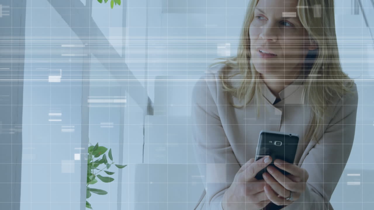 animación de interferencia sobre una mujer caucásica que usa un teléfono inteligente