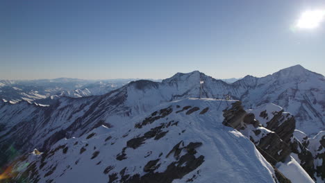 Luftaufnahme-Im-Gebirge-An-Einem-Sonnigen-Tag-Auf-Dem-Höchsten-Kitzsteinhorn-Gipfel-Österreichs-Mit-Einem-Großen-Kreuz-Darauf