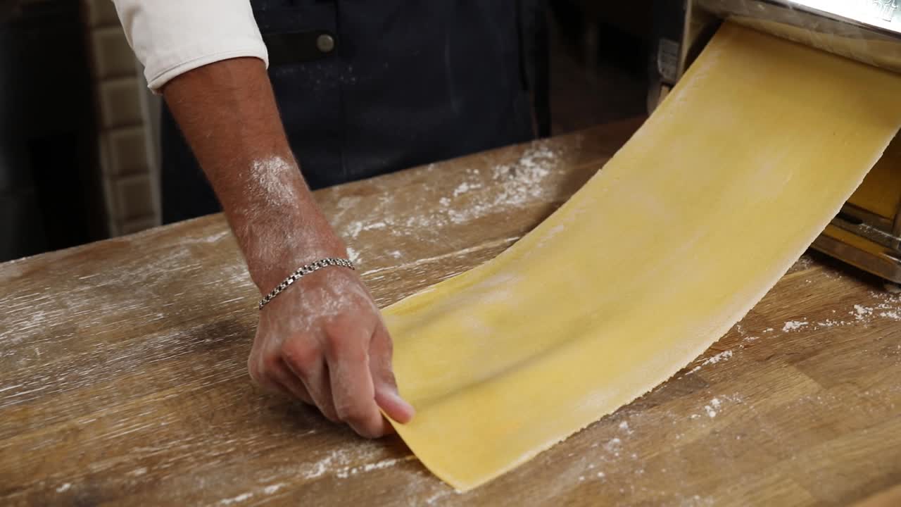Lo chef fa la pasta fresca