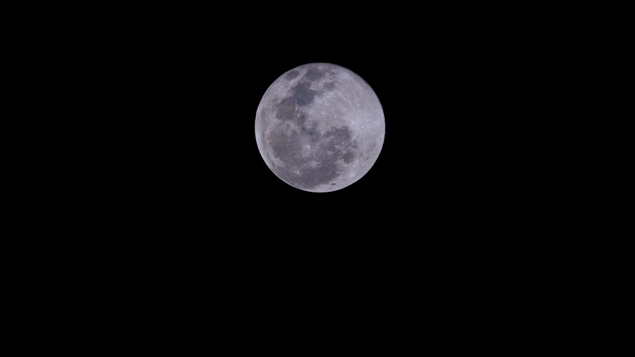 Time-lapse de cenas da natureza: nascer da lua, lua cheia. Close-up.