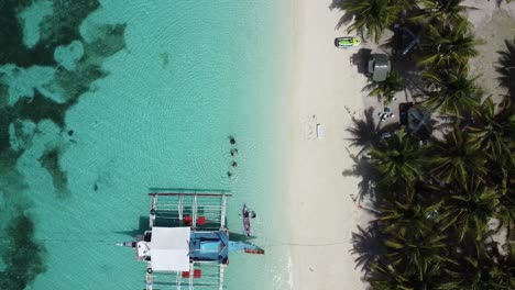 Bird's-eye-drone-shot-of-beach-shore-at-Kalanggaman-Island,-Philippines