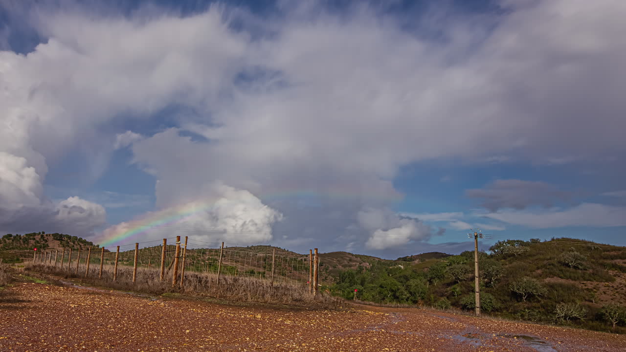 클라우드스케이프와 유럽의 시골 풍경 위에 무지개 - 시간 경과