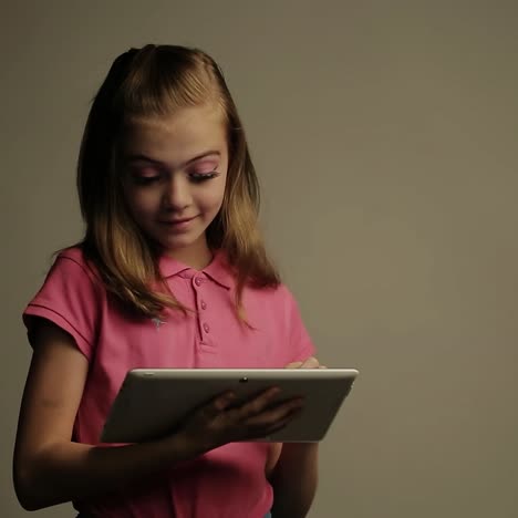 una adolescente usa un gadget.