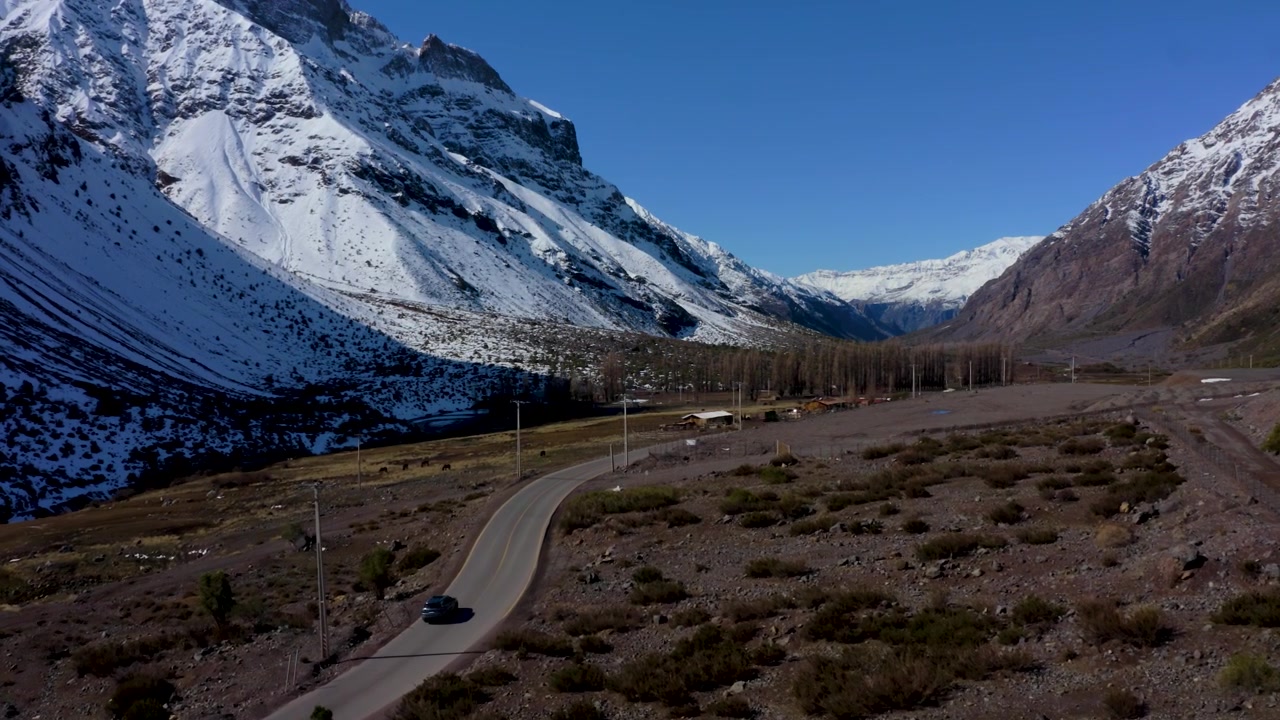 Chili, conduite de VUS tout-terrain sur l'autoroute de montagne du Cajón del Maipo