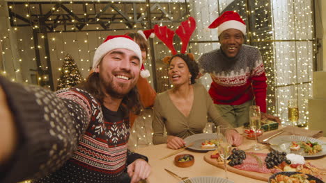 amigos en la cena de navidad