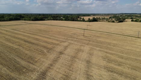 Líneas-Eléctricas-Que-Atraviesan-Los-Campos-Agrícolas-Inglaterra-Drone-Vista-Aérea