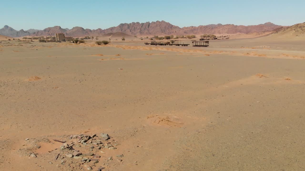 메디나 근처의 사우디 아라비아 사막에 있는 오스만 시대의 오래된 버려진 헤자즈 열차 잔해