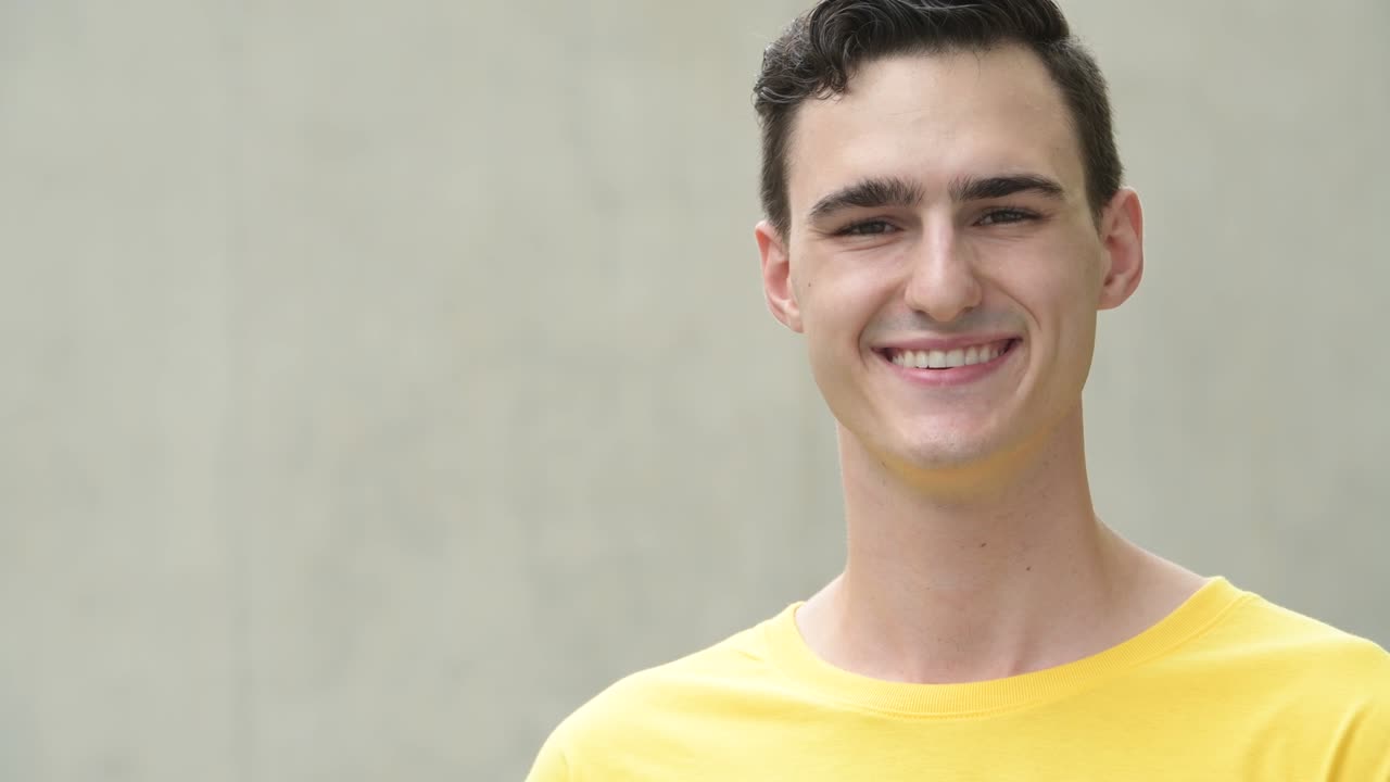 joven feliz guapo sonriendo