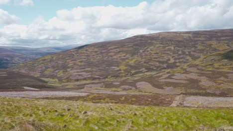 Tierras-Altas-Escocesas-Sin-árboles-Con-Colinas-Escarpadas-Bajo-Nubes-Blancas