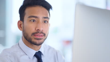 hombre de negocios bebiendo café y trabajando en la computadora