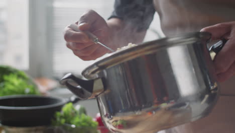 cocinar arroz y verduras