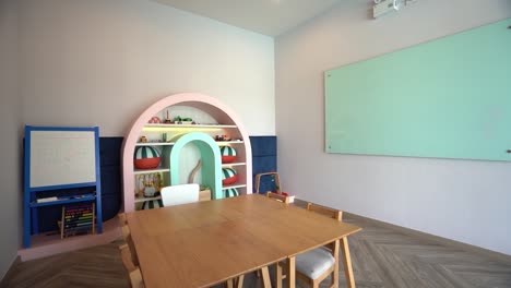 Diseño-Interior-De-Sala-De-Juegos-Infantil-Elegante-Y-Lindo-En-Blanco-Y-Azul.