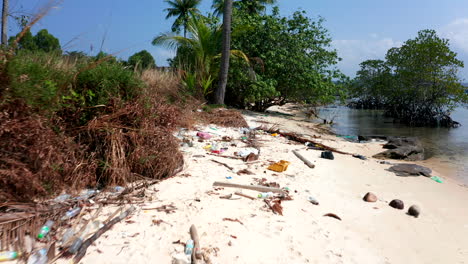 imágenes aéreas de drones que muestran la contaminación por desechos plásticos en una playa en camboya
