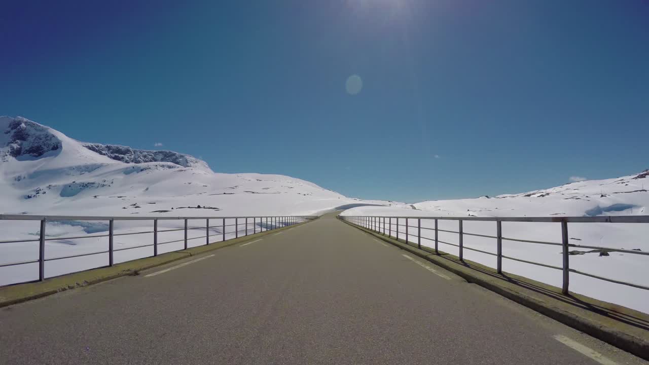 노르웨이 도로에서 차를 운전하다