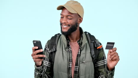 hombre negro feliz, senderismo y tarjeta de crédito con teléfono