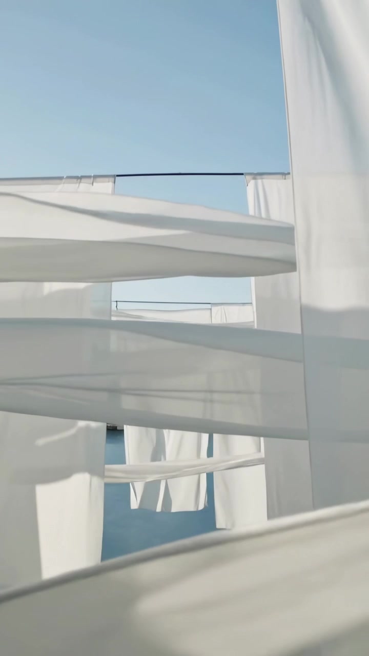 Video verticale: Telecamera che scorre in avanti tra sottili lamiere sulle linee del tetto, la brezza che mostra il cielo