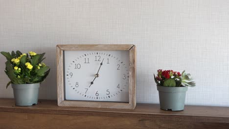 reloj de madera con flores en el estante