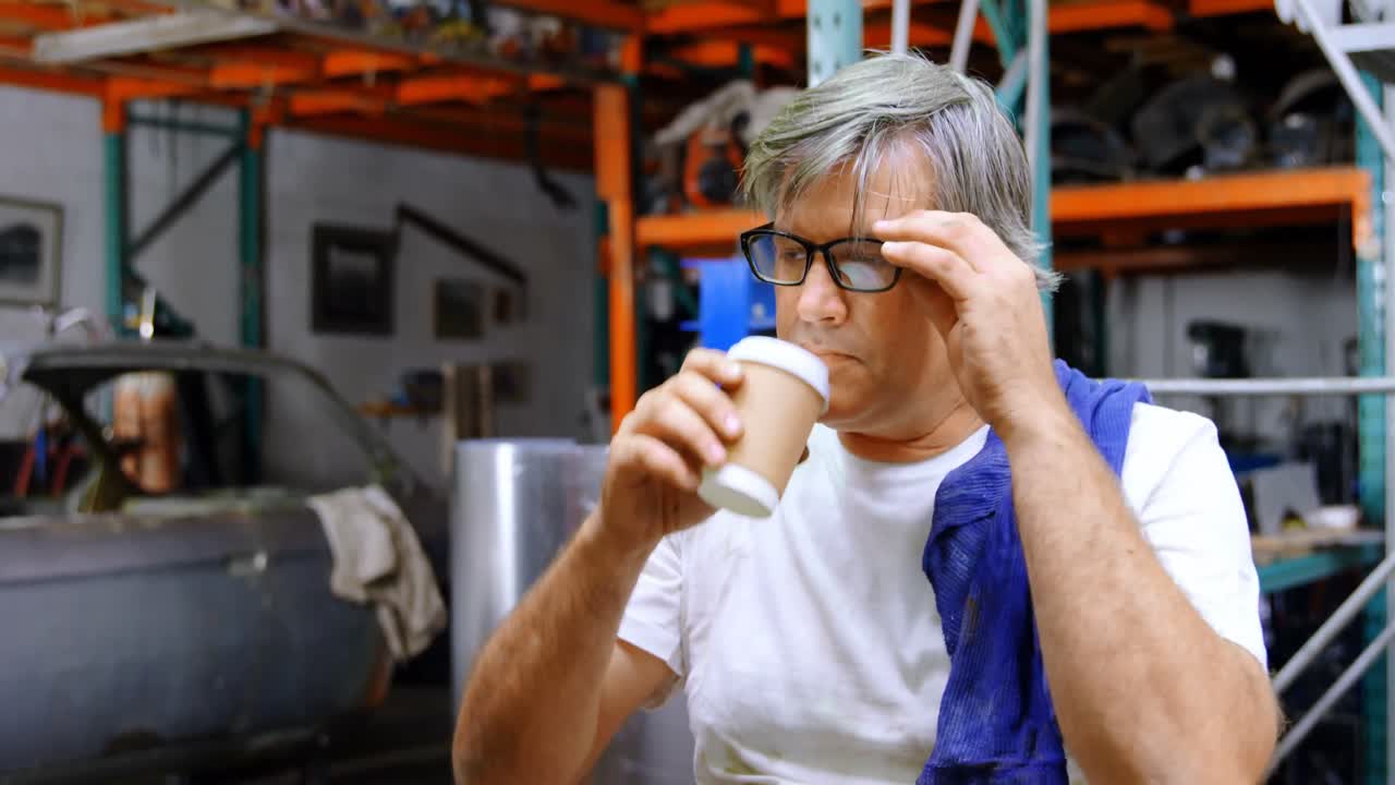 mecánico masculino tomando café 4k