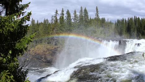 La-Cascada-Ristafallet-En-La-Parte-Occidental-De-Jamtland-Está-Catalogada-Como-Una-De-Las-Cascadas-Más-Hermosas-De-Suecia.