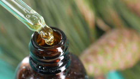 aceite esencial que cae en la botella