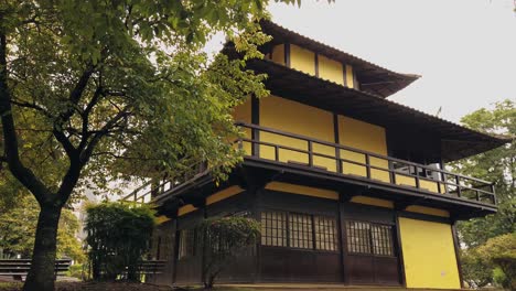 Una-Casa-Tradicional-Japonesa-En-Medio-De-Un-Lugar-Exuberante,-Rodeada-De-Muchos-árboles-En-Un-Ambiente-Tranquilo-Y-Silencioso,-Creando-Un-Lugar-Perfecto-Para-Relajarse