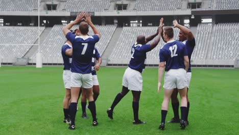 Männliche-Rugbyspieler-Feiern-Tor-Im-Stadion-4k