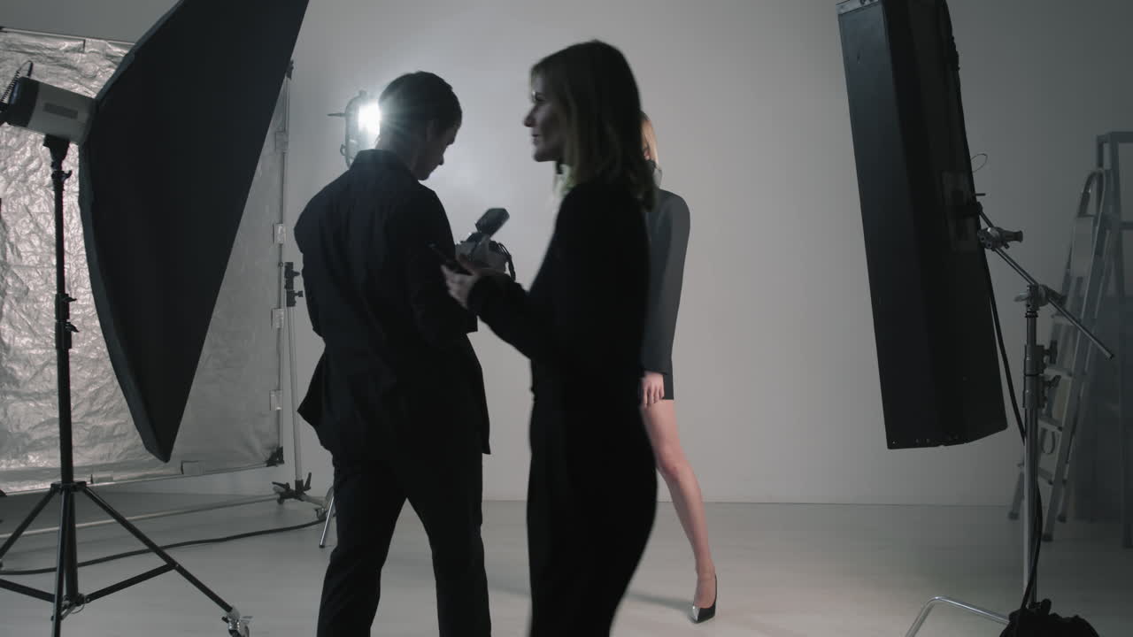 sesión de fotos de modelo con máscara facial durante la pandemia