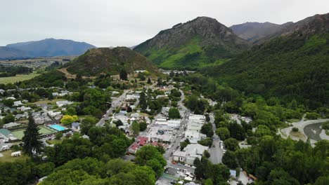 vista aérea, pintoresco valle, pequeña ciudad en el valle, isla sur de nueva zelanda