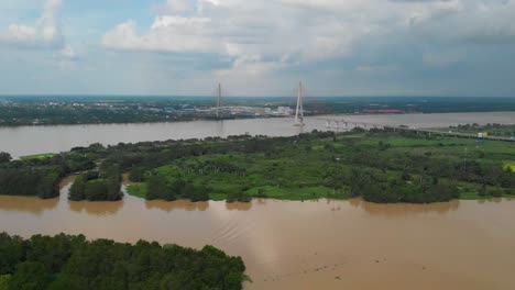 Puente-Colgante-De-La-Carretera-En-Can-Tho-Delta-Del-Río-Mekong-En-Vietnam,-Inundando-La-Temporada-De-Lluvias-En-Can-Tho