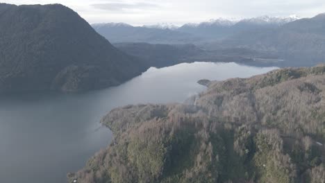 Toma-Aérea,-Lago-Maihue-En-El-Sur-De-Chile.