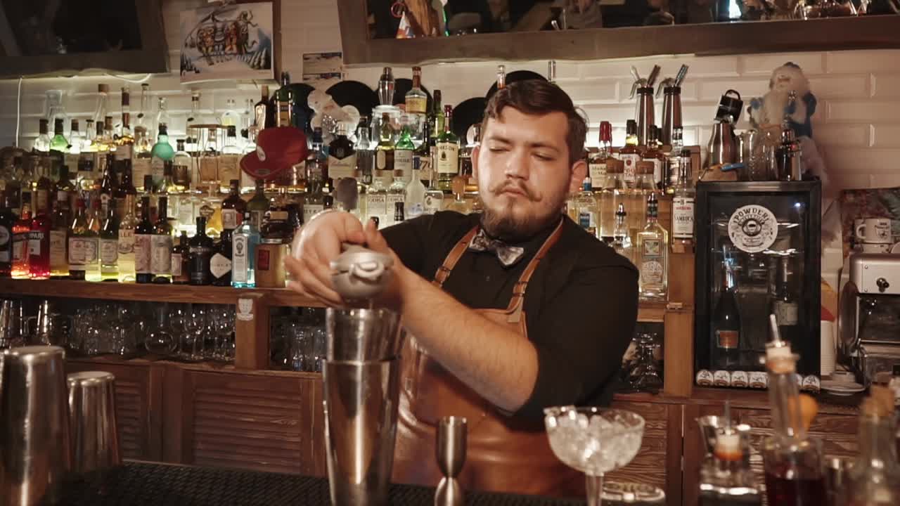 테일을 만드는 바텐더