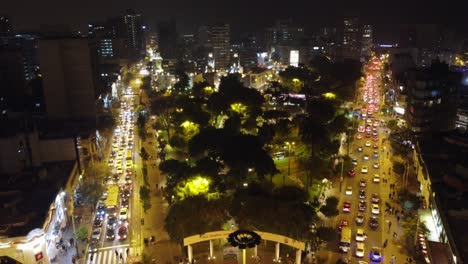 video de drone 4k del "parque kennedy" en el distrito de miraflores de lima, perú