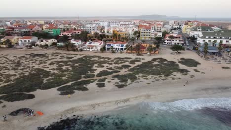 vuelo con drone sobre la playa de santa maría en sal