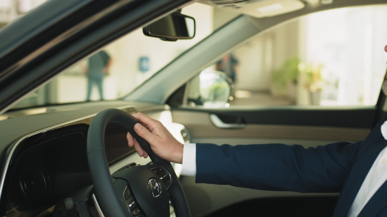 hombre de negocios dentro de un coche nuevo en la sala de exposiciones