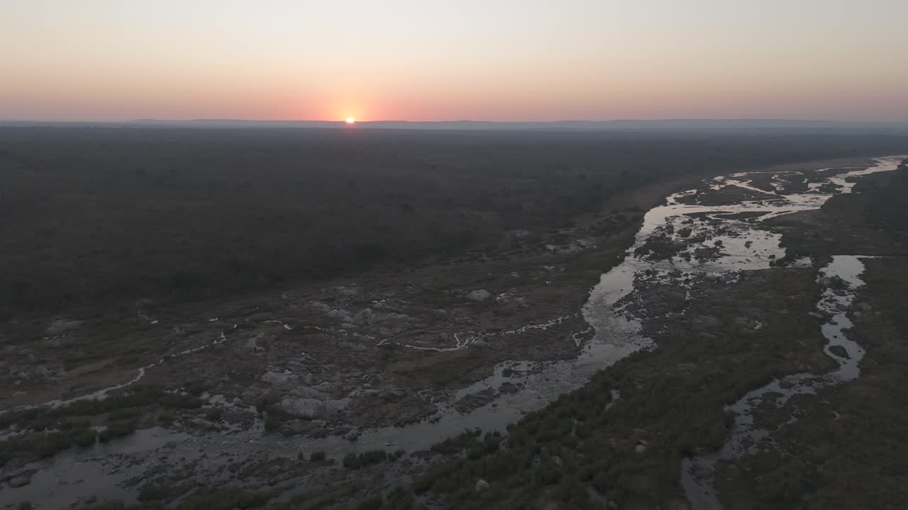 vuelo de avión no tripulado sobre un gran río estacional al amanecer, río cocodrilo, parque nacional kruger