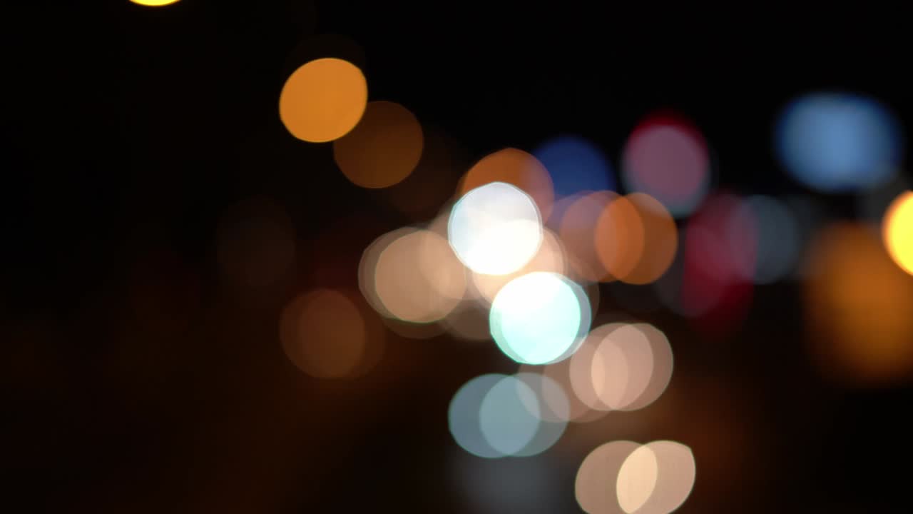 círculo borroso bokeh tráfico en la carretera por la noche