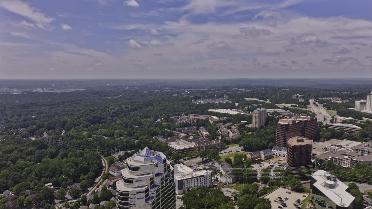 애틀랜타, 조지아, 에어리얼 v95 플라이오버, 비닝스, 버랜드, 주거 아파트 및 게이트 커뮤니티와 함께 교외 동네를 포착, 페이스 페리 로드 - mavic 3 pro cine - 2023 년 8 월