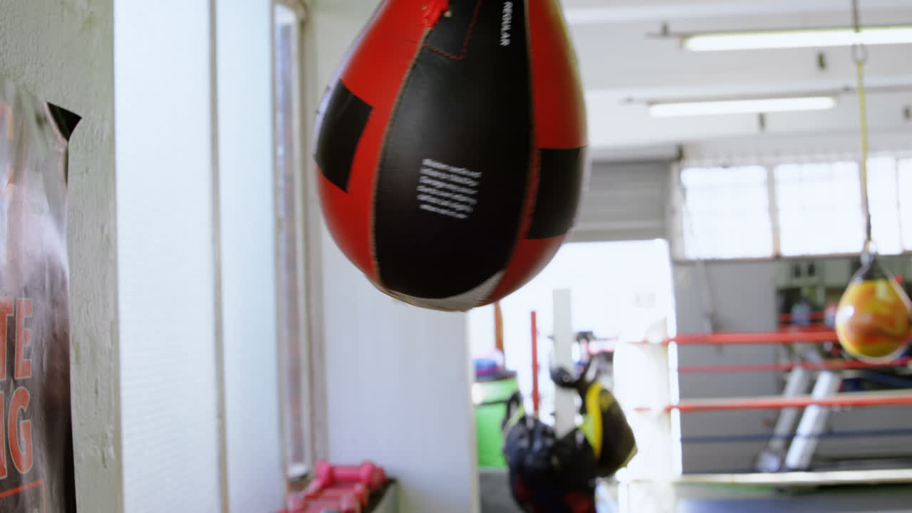 피트니스 스튜디오 4k에 매달린 스피드 가방