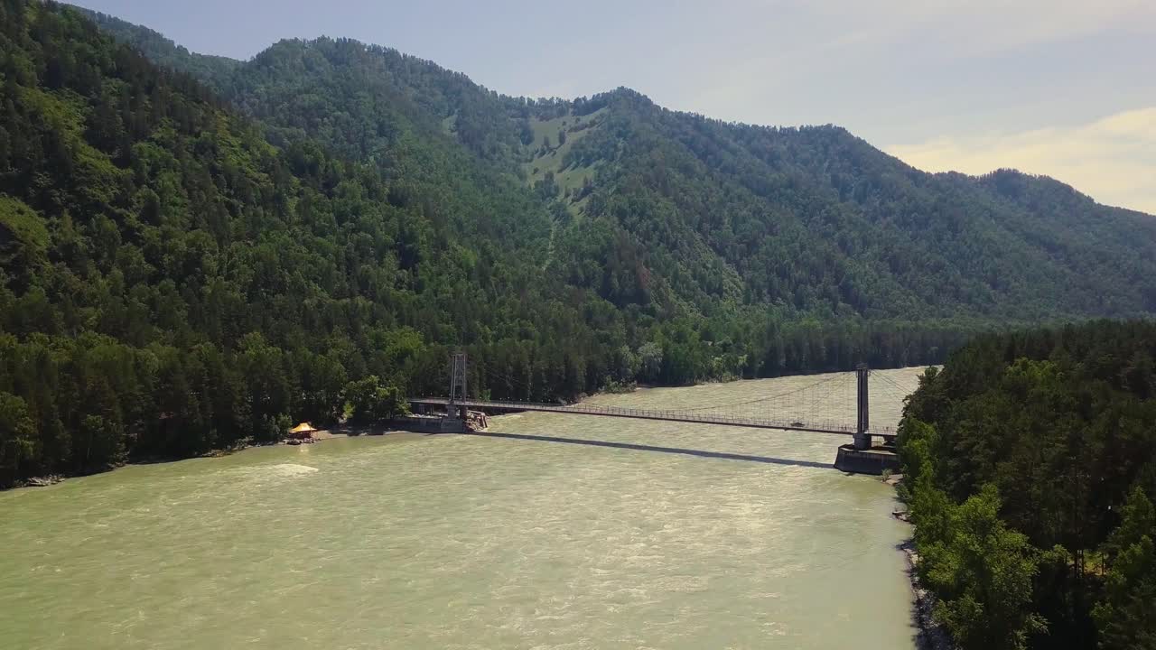 산 강 위 를 수직 으로 위 로 날아가는 항공기