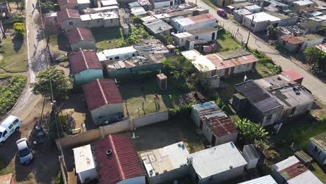 Una-Foto-De-Un-Dron-De-Un-Pueblo-Zulú-Mientras-Los-Niños-Juegan-Al-Fútbol