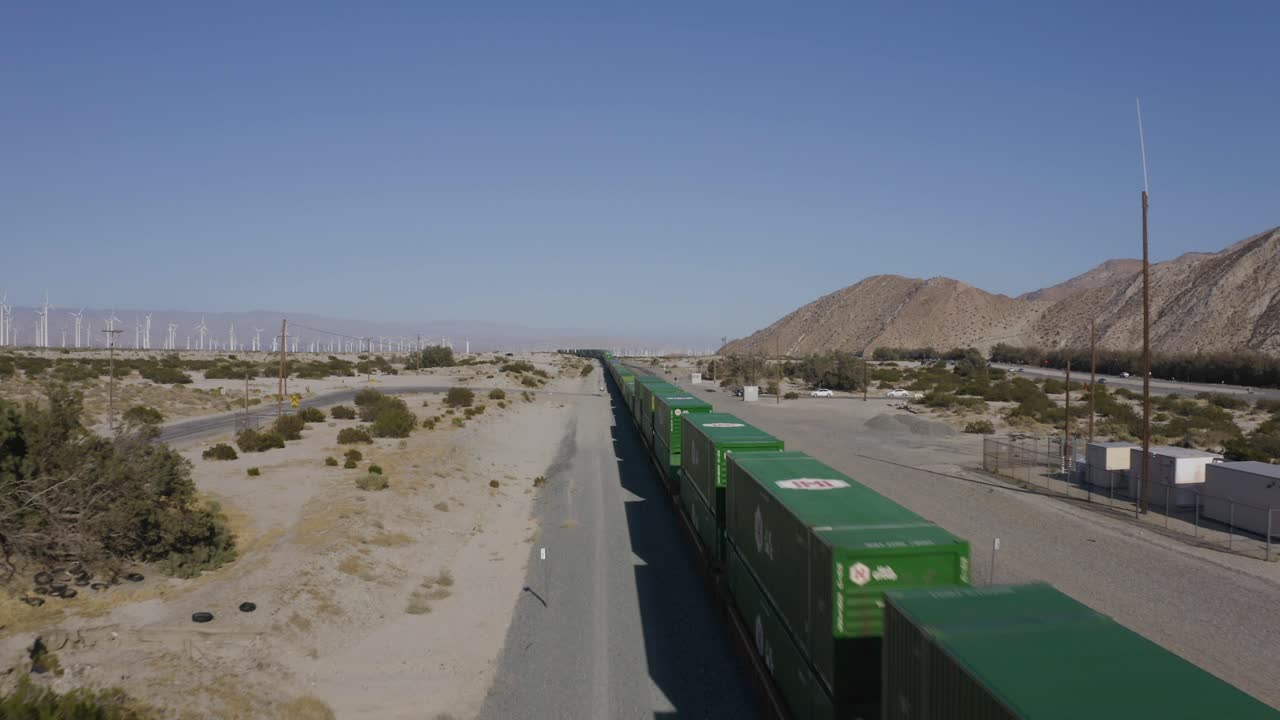 gran tren aéreo sobre el desierto