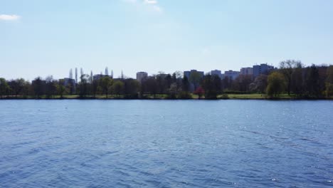 revelación del lago urbano con edificios