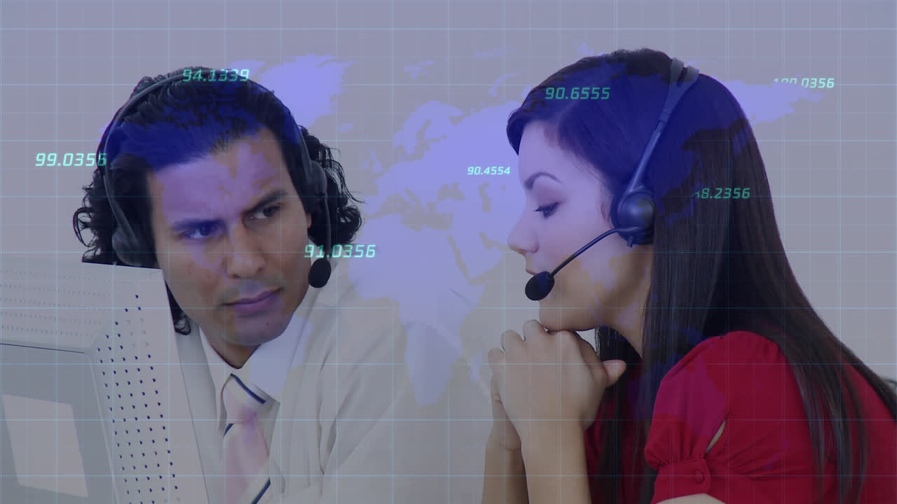 animación de estadísticas y procesamiento de datos sobre personas de negocios que usan auriculares telefónicos