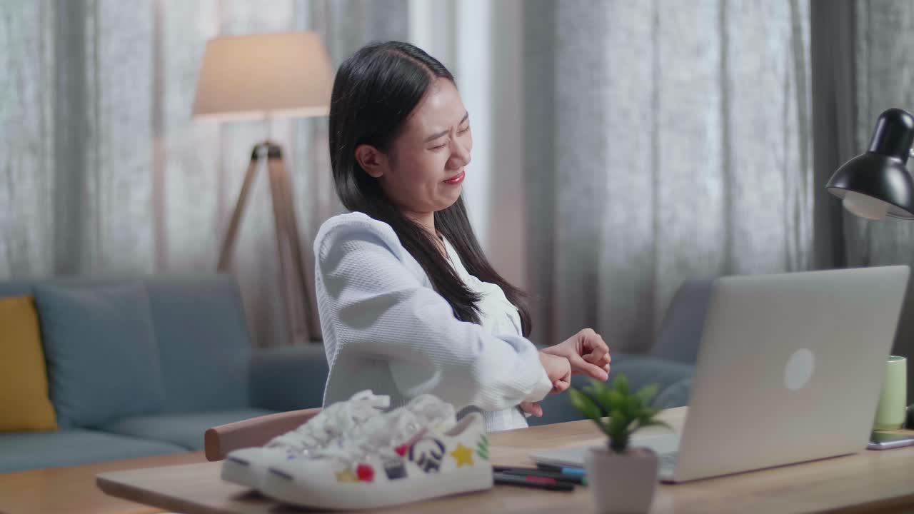 집에서 일하는 것에 좌절한 여성