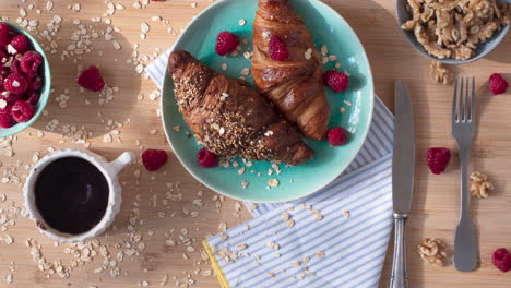 köstliches frühstück mit knusprigen croissanten und kaffee