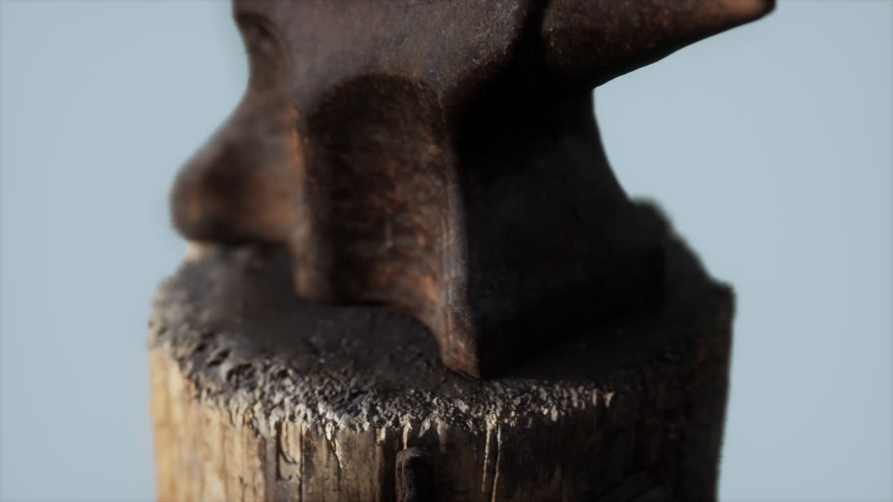 un yunque oxidado de la vieja forja del pueblo