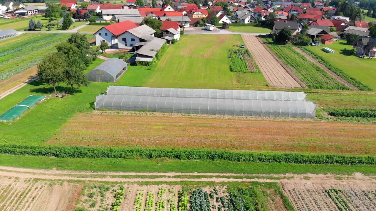 산과 푸른 들판으로 둘러싸인 도시 건축을 보여주는 슬로베니아 돔잘레 마을의 아름다운 전망